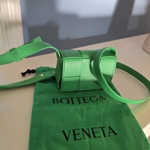 Bottega Veneta Cassette Green Crossbody Bag with Modern Design